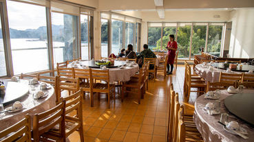 邊用餐邊欣賞石門水庫的湖光山色。東湖餐廳