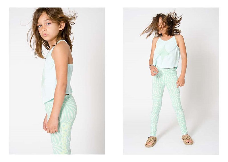 條紋造型貼腿內搭褲，只要再加間件長版上衣或背心，展現時髦的街頭小個性。 貼腿褲有彈性符合身型好活動，褲頭鬆緊設計,側邊品牌LOGO裝飾。 瑞典進口男女皆適宜設計款