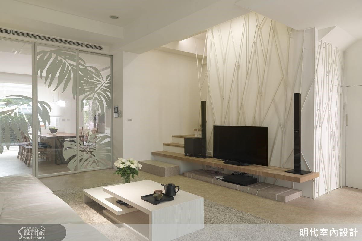 電視櫃的高度與樓梯的第二階同高，是設計時的規劃巧思，減緩樓梯坡度的同時，讓整體設計更有一貫性。