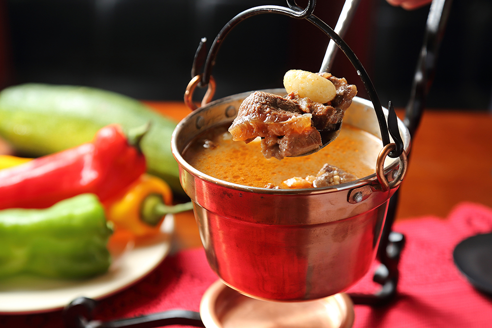 「斯拉沃尼亞燉肉」使用鹿、牛、野豬、小羔羊肉，再加入克羅埃西亞白酒和紅椒粉燉煮6至7小時，搭配沾滿湯汁的麵疙瘩和麵包一起享用。(攝影/Carter)