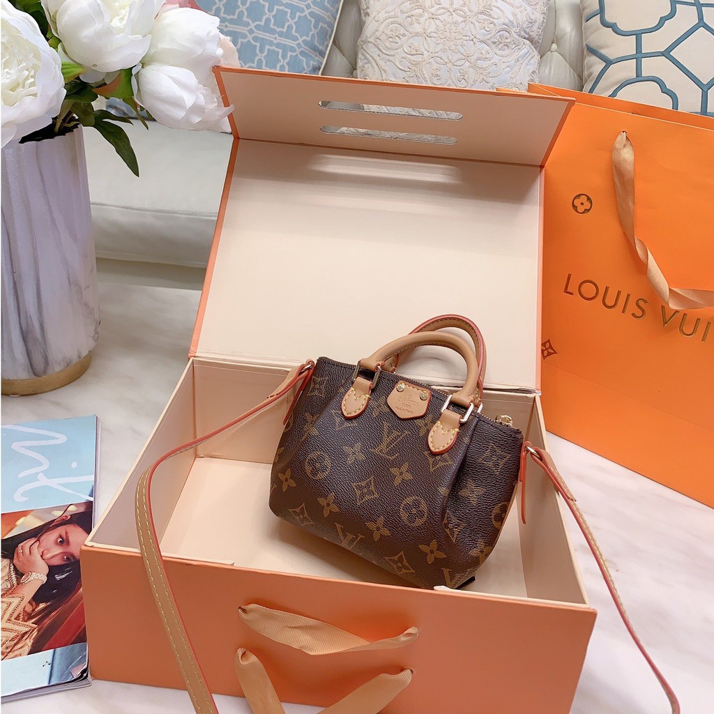 Lv mini小餃子包！不得不買的好貨！老花nano系列最夯超迷妳餃子包！這只幾乎身邊朋友人手壹只，太Q！