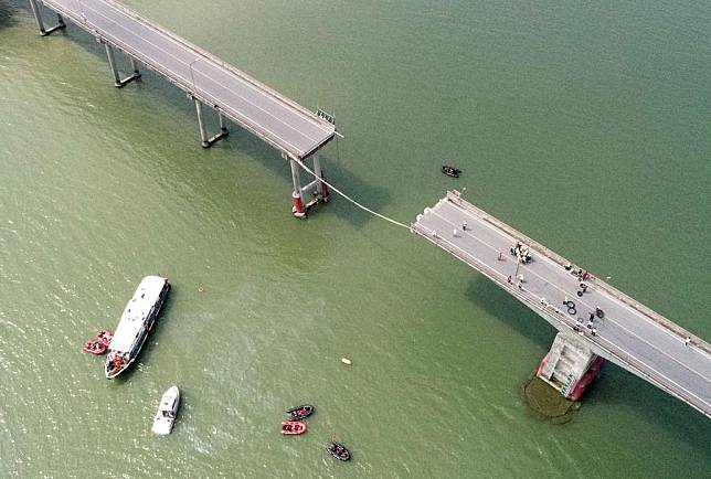 An aerial drone photo taken on Feb. 22, 2024 shows rescuers conducting rescue operation at the fractured Lixinsha Bridge in Nansha District of Guangzhou, south China's Guangdong Province. Two people were killed and three others missing after a ship hit a bridge and caused the bridge to fracture on Thursday morning in Guangzhou, south China's Guangdong Province, rescuers said. The accident happened at around 5:30 a.m. when a container ship hit the pier of the Lixinsha Bridge in Nansha District. Five vehicles, including a motorbike, were involved in the accident. Two of them plunged into the river and the others fell onto the vessel, a preliminary investigation has found. (Xinhua/Lu Hanxin)