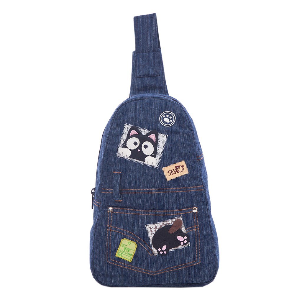 哇嗚！小黑貓穿越時空啦～從這一頭躍到另一頭悠遊自在好心情 外出就需要這個小小單肩包往前背-往後背 一秒轉換隨心所欲 生活就是這麼簡單☑可收納Ipad9.7吋/保溫瓶/長夾☑拉鍊開合 完美保護包包內物品