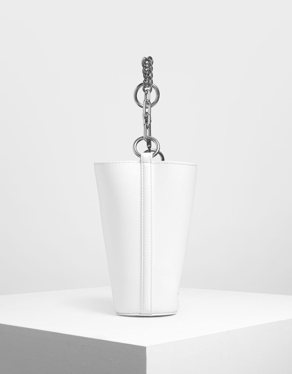 時尚簡約的水桶包呈現現代風格，搭配連身洋裝，營造簡約的清爽感。