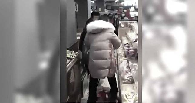 血流滿地！為搶一瓶消毒液　少女持刀捅老婦、女童