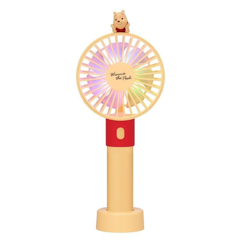 產品特色 迪士尼官方正式授權商品 可手持、桌立、頸掛三用設計，輕巧易攜帶，室內室外皆適用 3段風速變化，可依需求調整 4小時連續使用時間（低速檔） 高規7扇葉片設計，比市面他牌更能讓氣流更均勻、強勁、