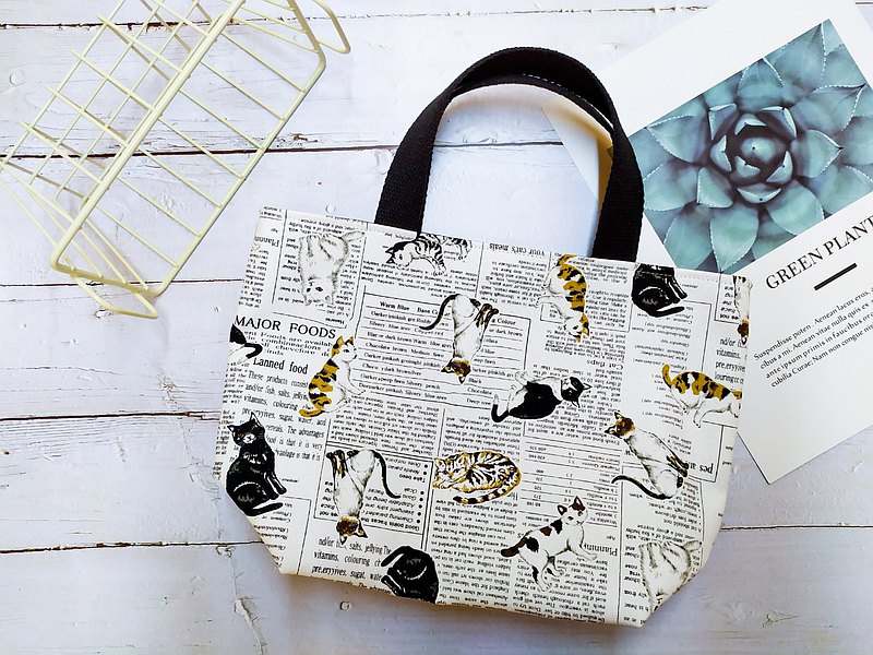 家家酒 以日常生活為主題，而設計的一個包款，一個童年，可能常常掛著嘴邊的遊戲，扮家家酒。一個簡單的手提袋，如同生活中的小幫手，陪著我們上學、工作、購物、逛書店、喝咖啡，好多的生活點滴，就是一場場大人味