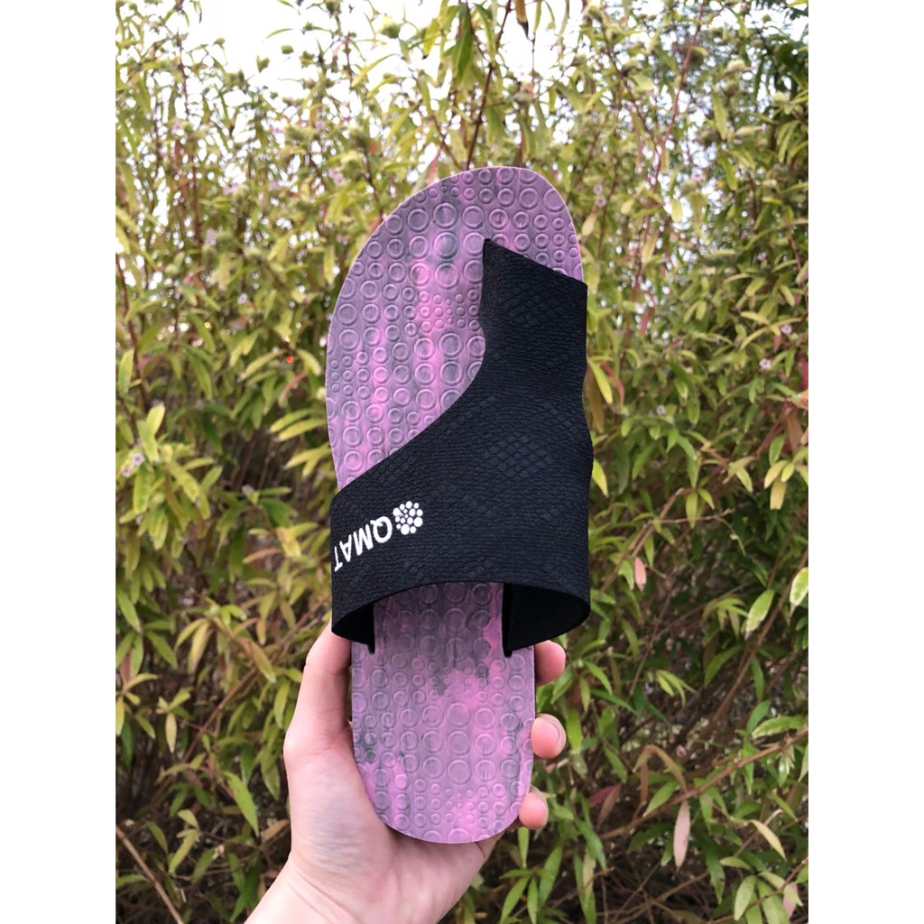 QMAT休閒版夾腳拖-女（粉灰）版型：正常鞋耳：POE材質（堅韌有彈性）鞋面：最新結色技術採用瑜珈墊POE材質鞋底：50%回收材料環保材質EPR生產（止滑性極佳）產地：在地台灣生產製造特性：輕盈舒適、