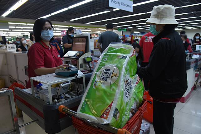 【衛生紙之亂重演】民眾上賣場狂掃貨　泡麵、罐頭、衛生紙「最快賣完」