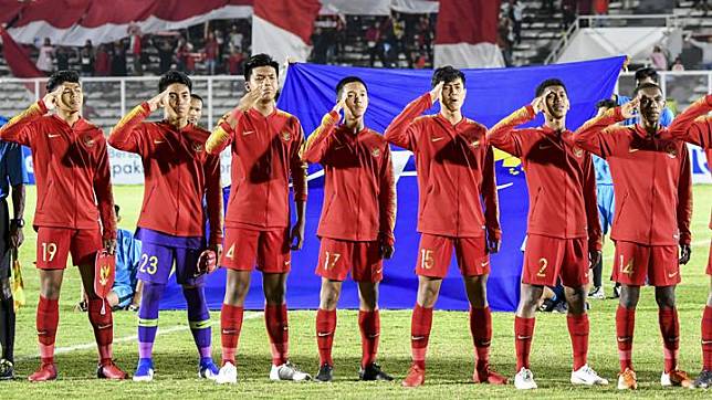 Pemain Timnas Indonesia U-16 menyanyikan lagu Indonesia Raya sebelum pertandingan melawan Timnas Brunei Darussalam U-16 pada laga kualifikasi Piala AFC U-16 2020 di Stadion Madya, Jakarta, Jumat 20 September 2019. ANTARA FOTO/Galih Pradipta