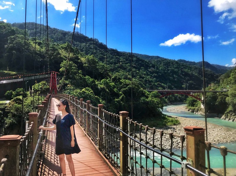 週五下班前姐妹們臨時邀約到酒吧小酌一杯， 「oh～好險！今天穿了Zoe!」換上鮮豔的唇色，馬上出發！ 最喜歡跟姐妹們有個微醺的Friday night，卸下一週工作的煩心事！