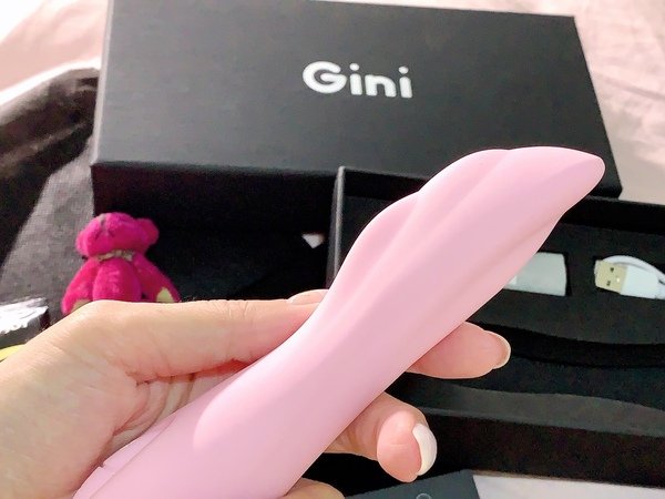 「按摩棒」單身狗戀人夫妻重拾歡愉- Gini C2 小翅膀按摩棒情趣用品開箱分享