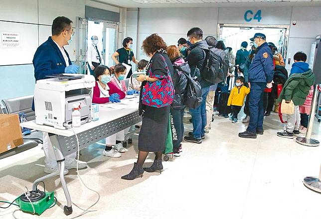 首批200人 滯留武漢台商包機回台