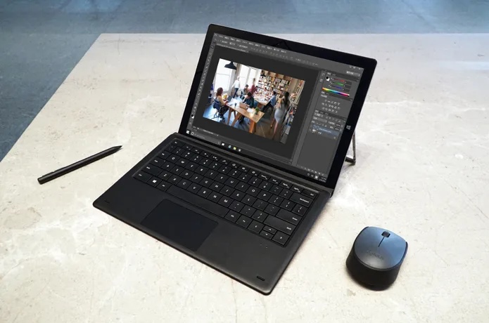 UBook搭配體鍵盤保護蓋與外接滑鼠，也能做為筆記型電腦使用。