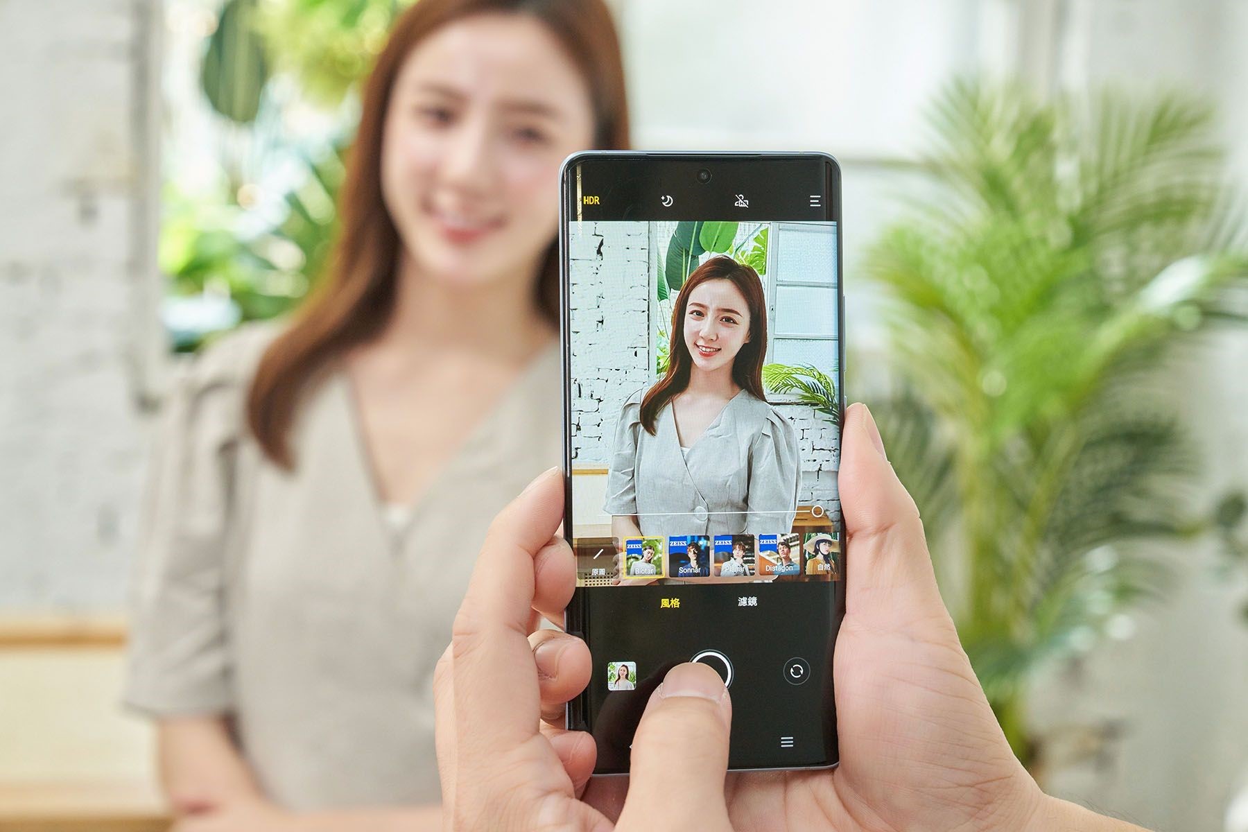 vivo X70 系列的人像模式提供「蔡司鏡頭包」的風格效果，包括知名的 Biotar、Sonnar、Planar 與 Distagon 四顆鏡頭，在拍攝人像時可模擬出獨特的模糊散景效果。