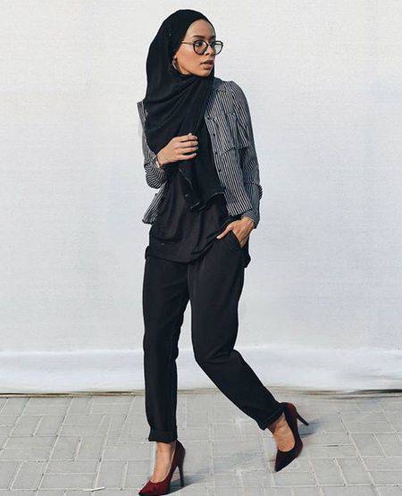 12 Inspirasi Style Black Hijab Wajib Kamu Coba Di Bulan Ramadan