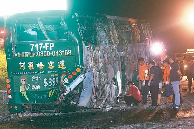 阿羅哈遊覽車衝下邊坡直墜秀水鄉平面道路車禍，造成三名乘客死亡，警消檢視車輛損壞情形。 記者黃仲裕／攝影