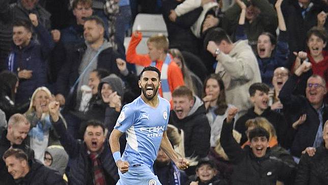 Foto: Aksi Menawan Riyad Mahrez Saat Membawa Manchester City Kembali ke Puncak Klasemen Liga Inggris