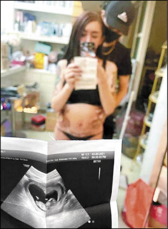 變性網紅「罔腰」在社群網路上貼出懷孕照宣布喜訊，醫界質疑沒有子宮、卵巢，受孕機會微乎其微，且台灣目前也未核可子宮移植。(取自「罔腰」IG)