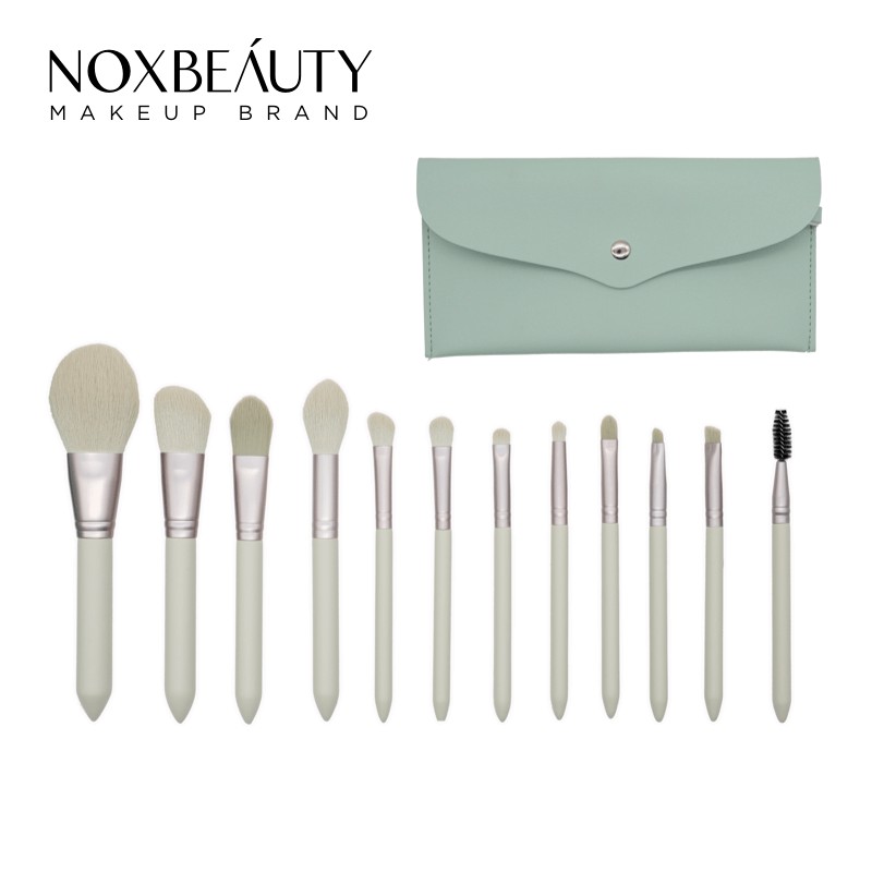 【商品特色】刷毛：采用優質纖維毛，毛量豐厚密實，毛峰纖細柔軟，抓粉力釋粉力強管口：采用加厚鋁材，啞光質地，耐磨不變形不易刮花，台階式壓管設計， 保證刷桿穩固不掉落刷桿：原木烤漆刷柄，鋼琴烤漆，舒適易握