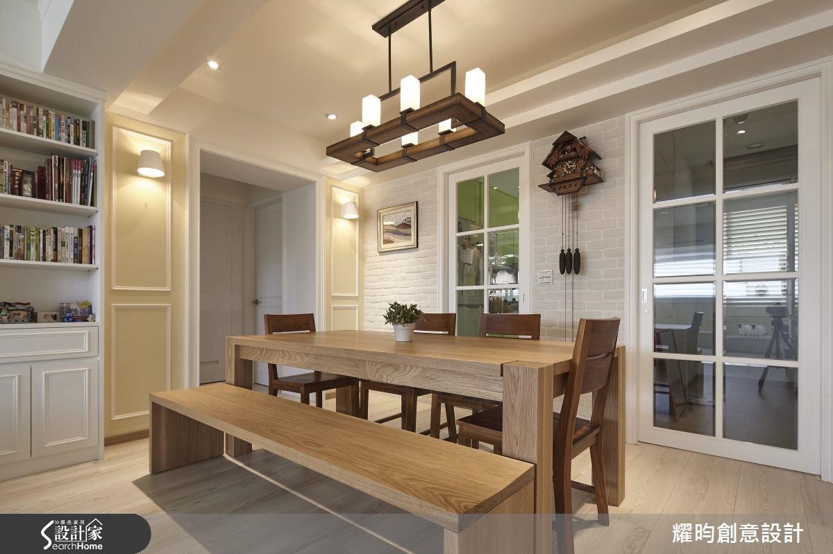 面對 2 支夾住餐廳的柱體，除了以美式線板達成鄉村風格營造，更以拱門造型畫出流暢動線。
