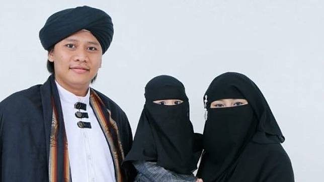 Nengmas dan suaminya, Abah Cijeungjing [Facebook/Emas Putri Yanti]