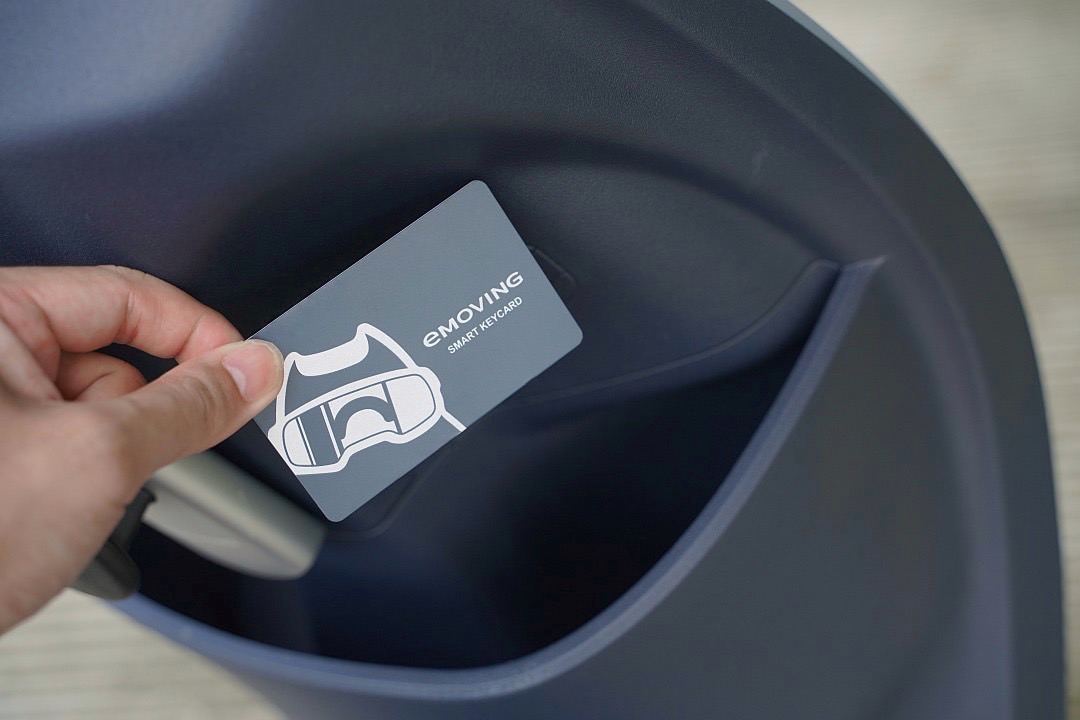 可使用 Smart Key 智慧鑰匙卡解鎖 EZ1。