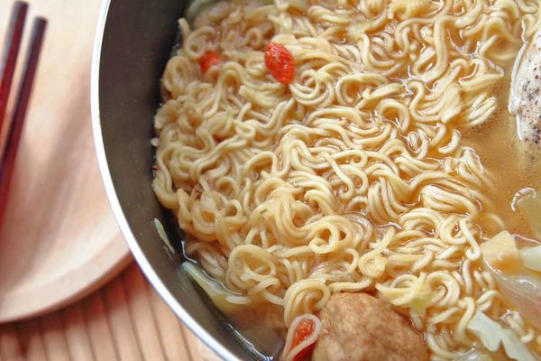 味王大食客-酒香燒雞湯麵、蔥燒牛肉湯麵、蒜香豚骨湯麵-宵夜美食免出門在家輕鬆用泡麵煮出餐廳級的美味小火鍋