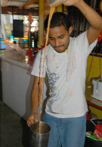 「拉」茶是南印度的做法，但大部分的印度人其實超少見到「拉」出來的奶茶，一般都是用煮的居多，反倒是傳到星馬地區後才強調這個步驟。(圖片提供/馬來西亞觀光局)