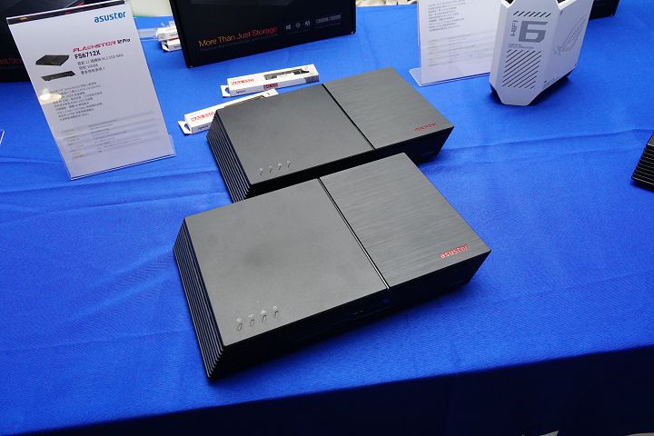 FS6706T 與 FS6712X 兩款 NAS 外觀採用相同設計，僅網路介面有所不同。