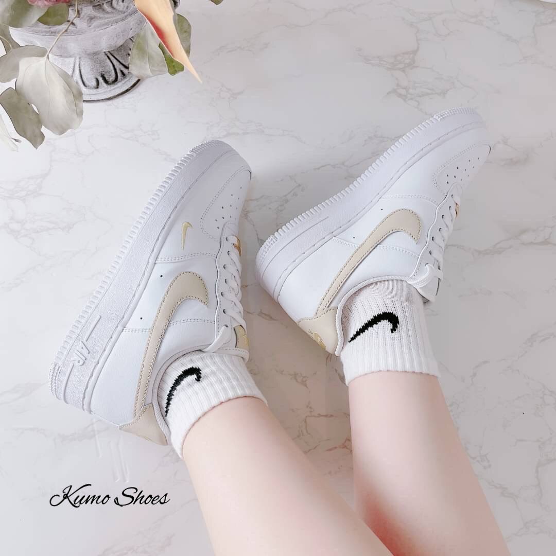 Kumo Shoes-NIKE W AIR FORCE 1 雙勾刺繡 金箔 奶茶 小金勾 CZ0270-105