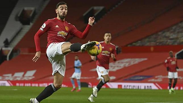 Gelandang Manchester United, Bruno Fernandes mengontrol bola saat bertanding melawan Manchester City pada pertandingan lanjutan Liga Inggris di Old Trafford di Manchester, Inggris, Minggu (13/12/2020). MU dan City bermain imbang 0-0. (AP Photo/Paul Ellis/ Pool via AP)