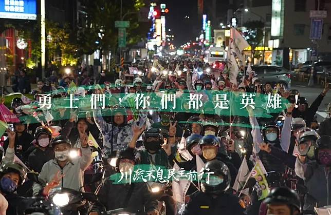 ▲選前展開全台大車掃，引起摩托車騎士跟車，形成「貪食蛇」現象。（圖／搶救王義川臉書）