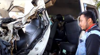  Minibus Tabrak Truk, 5 Mahasiswa Universitas Hasyim Asyari Tewas