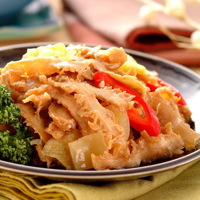 五十年老字號，最有特色的滷味，盡在聖巴黎焦糖滷味。精選酸菜心配上頂級牛肚滷製而成特選頂級酸菜心配上新鮮的牛肚滷製數小時而成，一口牛肚香、一口酸菜香，聊天、下酒時少了它就是不對味。聖巴黎特製漢方焦糖滷汁