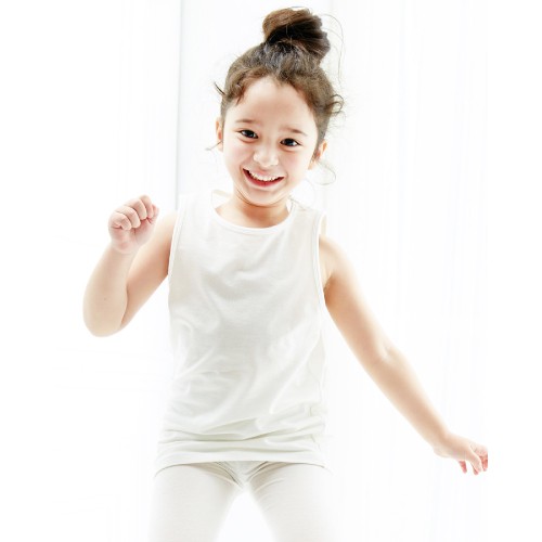 寶寶的抗敏首選！給肌膚多一層防護罩。衣物紡織直接加入藥用白鋅 Oxide Zinc，比一般浸泡製法更耐用持久。附機能吊牌，經測試檢定達柔軟親膚、抗菌、抗敏、除臭等保健功能。抗敏衣物可機洗，素材及加工產