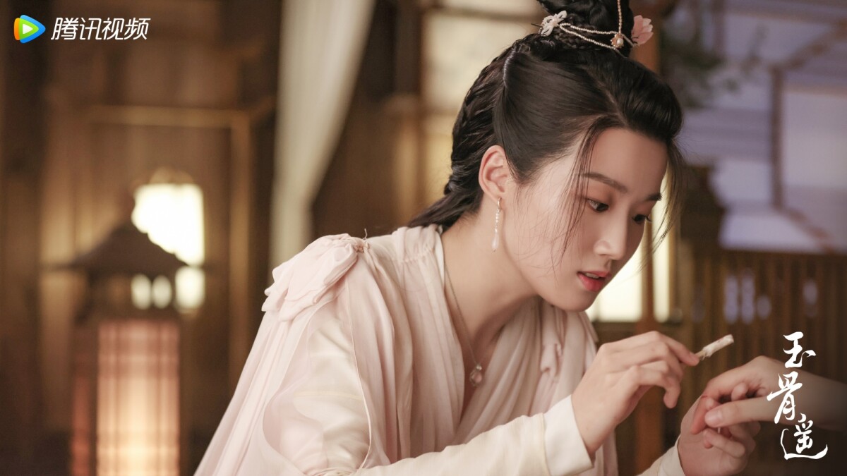 《玉骨遙》演員古裝vs.時裝！肖戰、王楚然中規中矩，任敏、盧昱曉翻車被吐槽！