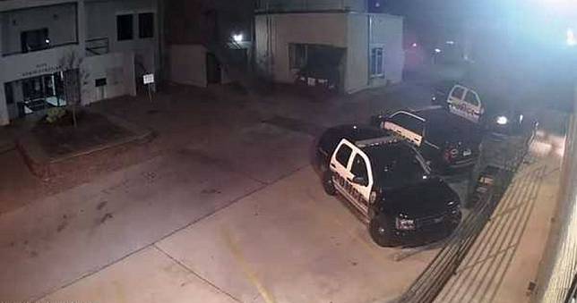 瘋狂弒警案！黑衣男連開16槍　警頭遭射爛秒變蜂窩