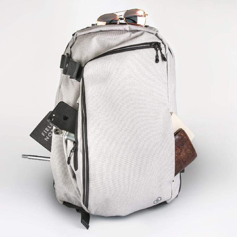 - 城市生活、商務旅行、戶外運動，跨界後背包 - 3度空間，個人物品、擴充裝備、筆電分層超管理 - 魔術超空間及金屬扣設計，快速轉換20-36L大容量 - 包體全展平不卡關，出入境安檢俐落有型 - 肩