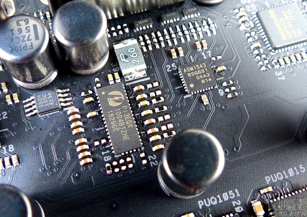 主機板背部 4 個 USB 3.1 Gen2 均由晶片組負責，並安排 PI3EQX1004B1 晶片加強傳輸品質，Type-C 額外安排 ASM1543 晶片達成