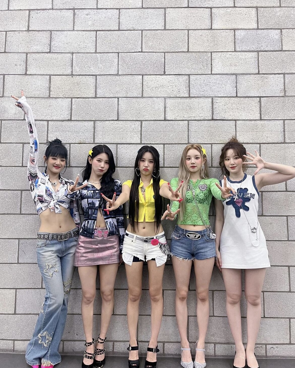 你離時尚只差一個皮帶！女團打歌都在穿的Y2K低腰皮帶時尚、辣妹必備美式復古大logo