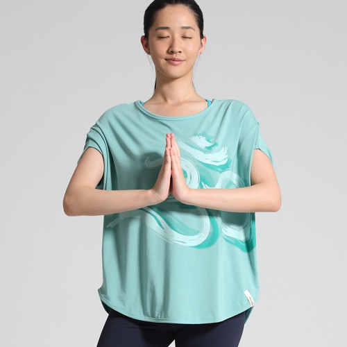 / 舒適寬版上衣-草綠 110621-440 / OM是心靈與環境共鳴的聲音... 寬鬆舒適的版型 適合不同身型的瑜珈練習者 吸汗透氣，給身體無限延伸的空間 給您舒適感十足的瑜珈生活 顏色：草綠 材質