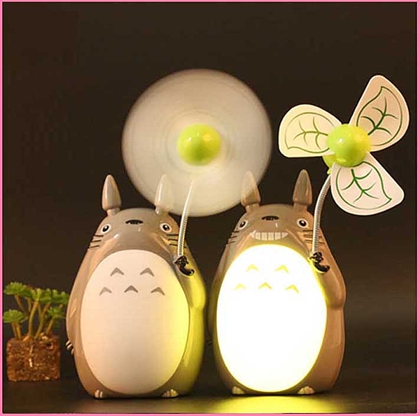 帶小夜燈的哦，配壹條USB充電線，可使用移動電源，充電寶，手機充電器，等USB接口供電非常方便實用。