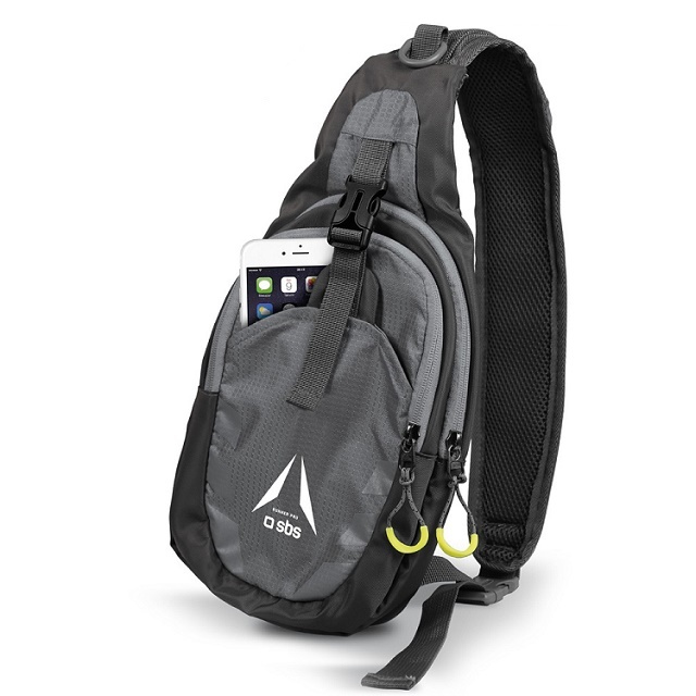 採用輕質材料打造，運動健身無負擔！肩帶上的耳機線孔設置讓您邊運動邊聽音樂，不必再煩擾糾纏的耳機線。具備多個收納空間，妥善防護重要物品。防水、防塵且防刮的輕質材質，堅固耐用。背部和肩帶內側具有空氣網設計