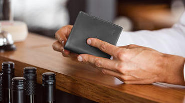 小資男首選！10大男用「平價皮夾」品牌推薦，便宜也能有好貨！