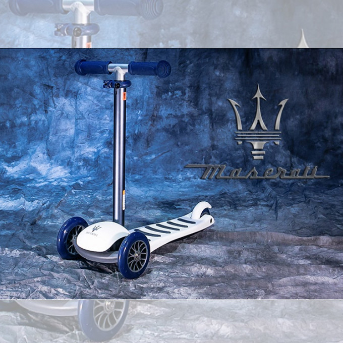 ▸義大利知名車廠品牌 經典再現 ▸多層輪軸軸心設計 防滑防震輪胎 高彈性 滑順無聲不傷地板 ▸兒童人體工學設計 止滑踏板 讓孩童安全遊玩 ▸鋼性超跑滑板車架設計 讓車體更堅固 不易搖晃 安全性大大提升