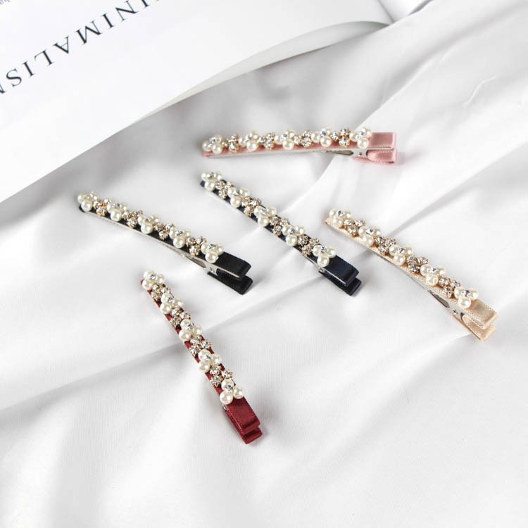 ◆ 商品材質：合金、水鑽、珍珠、緞面◆ 髮夾SIZE長寬約：7 cm x 0.6 cm (珍珠) 0.3 cm (亮鑽) 0.3 cm◆ Made In Korea現貨商品 當日17:30前下單 當日