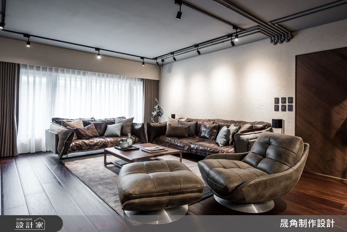 將屋內的水電配線，直接以鐵件包覆裸露在天花板外，成為相當吸引目光的視覺焦點，搭配色彩與燈光暈映出的漸層變化，讓空間千變萬化。