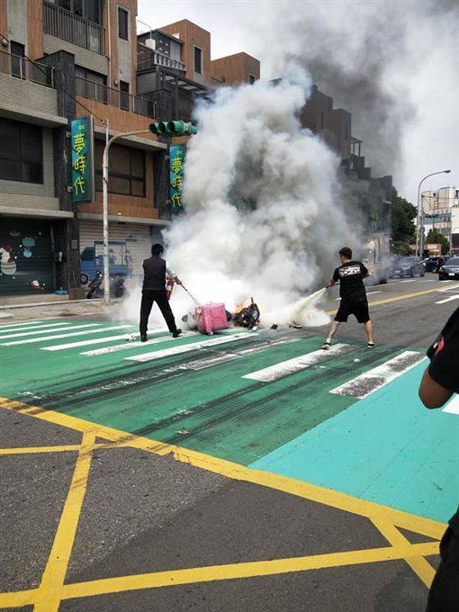 驚險！外送員撞車摔地　下秒慘成火球