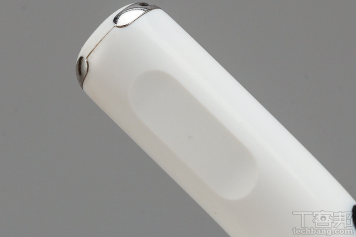 AirPods 2 採行耳機柄上方的雙擊控控方式，AirPods Pro 桿身下方則配有力度感測器，透過按壓實現不同操作。